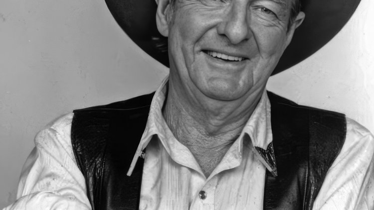 Slim Dusty (David Gordon Kirkpatrick).